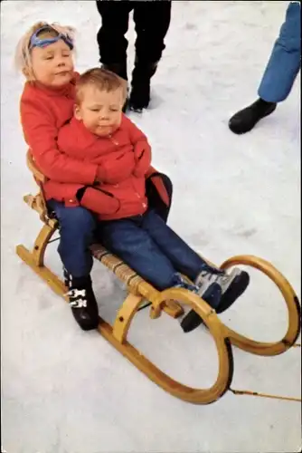 Ak Prinz Willem Alexander der Niederlande und Prinz Johan Friso auf einem Schlitten, 1972