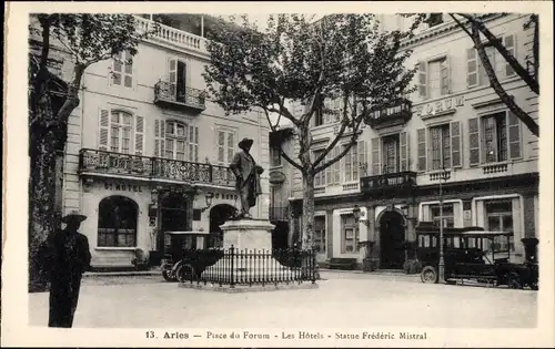 Ak Arles Bouches du Rhône, Place du Forum, Les Hotels, Statue Frederic Mistral