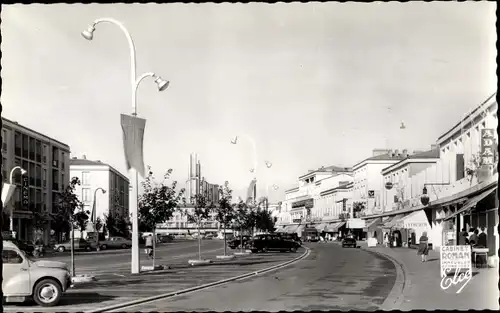 Ak Royan Charente Maritime, Perspective vers l'Eglise depuis le Carrefour de la Poste