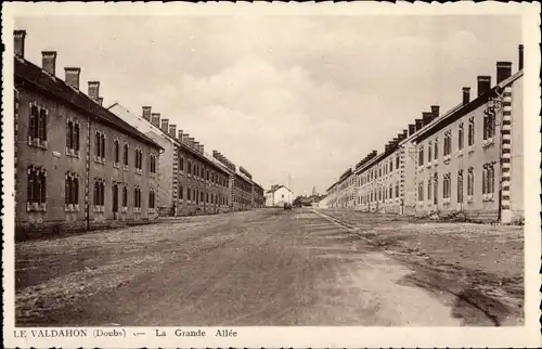 Ak Le Valdahon Doubs, La Grande Allée, Große Straße, Militäreinrichtungen