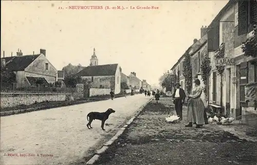 Ak Neufmoutiers en Brie Seine et Marne, La Grande Rue