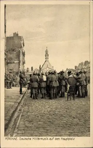 Ak Péronne Somme, Dt. Militärmusik auf dem Hauptplatz, Ostpreußenhilfe 1916