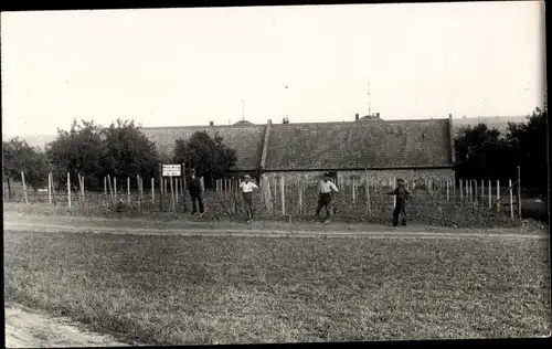 Foto Ak Pfaffen Schwabenheim in Rheinhessen, Weinberg L. Barth, Männer