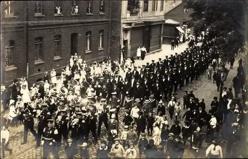 Foto Ak Bad Kreuznach in Rheinland Pfalz, Festumzug im Ort, Militärkapelle