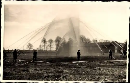 Foto Ak Feuerwehrmänner spritzen Wasser