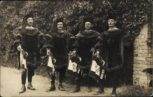 Foto Ak Vier Männer in historischen Kostümen, Trompeter