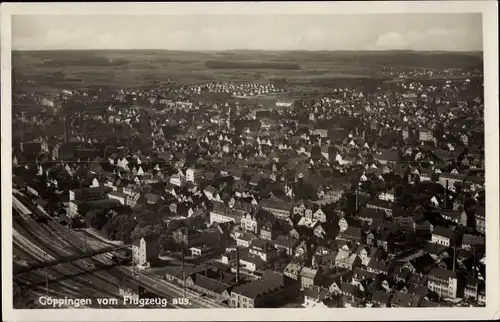 Ak Göppingen in Württemberg, Totalansicht der Ortschaft, Fliegeraufnahme, Bahnhof