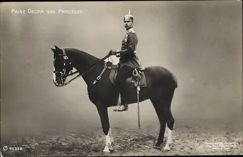 Ak Oskar Prinz von Preussen, Portrait in Uniform auf einem Pferd, Pickelhaube