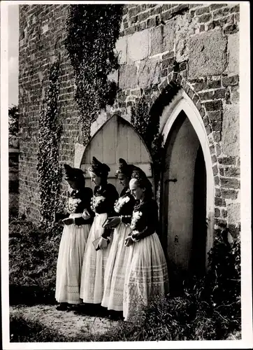 Ak Wyk auf Föhr Nordfriesland, Föhrer Mädchen in Friesentracht vor der St. Laurentii Kirche