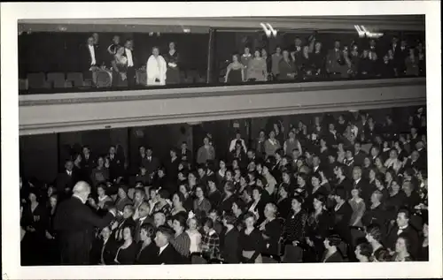 Foto Ak Adel Niederlande?, Singende Personen 1934