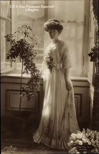 Ak Prinzessin Marie Gabriele in Bayern, Standportrait am Fenster