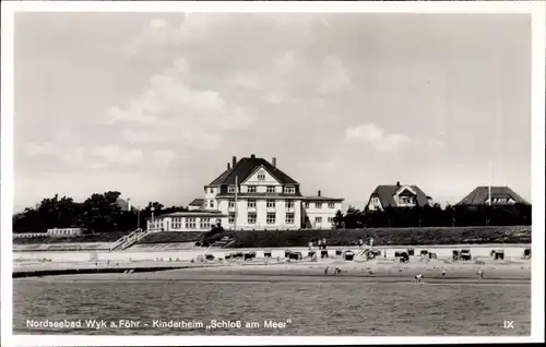 Ak Wyk auf Föhr Nordfriesland, Strandpartie mit Blick auf das Kinderheim "Schloß am Meer"