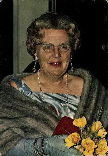 Ak Königin Juliana der Niederlande, Portrait, Pelzstola