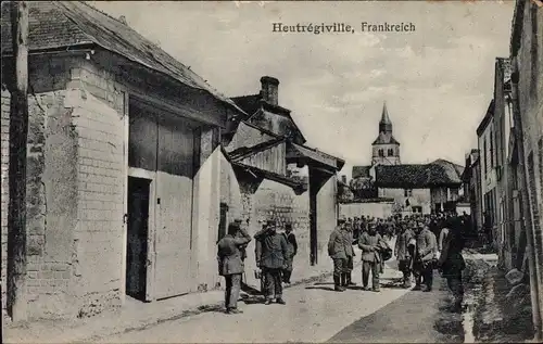 Ak Heutrégiville Marne, Straßenpartie, deutsche Soldaten, Kirche
