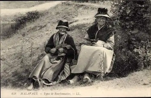 Ak Malavaux Allier, Types de Bourbonnaises, Frauen in Tracht