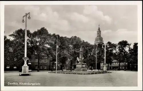 Ak Genthin am Elbe Havel Kanal, Blick auf den Hindenburgplatz, Denkmal