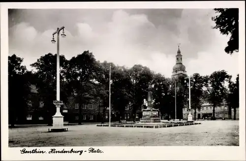 Ak Genthin am Elbe Havel Kanal, Partie auf dem Hindenburg Platz, Denkmal