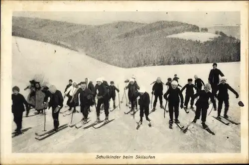 Ak Wintersport im Sauerland,Schulkinder laufen Ski