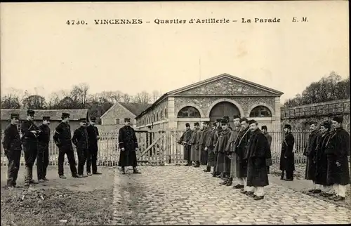 Ak Vincennes Val de Marne, Quartier d'Artillerie, La Parade