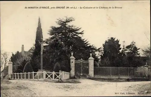 Ak Saint Martin d'Arcé Baugé Maine et Loire, Le Calvaire et le Chateau de la Brosse