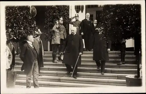 Foto Ak Potsdam in Brandenburg, Paul von Hindenburg, Männer in Anzügen, Soldaten mit Tschakos