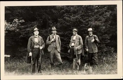 Foto Ak Vier Männer mit Gewehren, Jäger