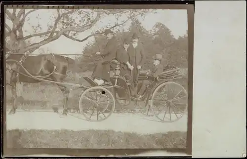 Foto Ak Vier Männer auf einer Kutsche
