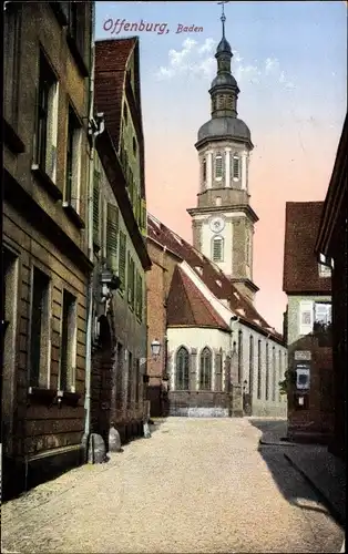 Ak Offenburg in Baden Schwarzwald, Straßenpartie, Kirche