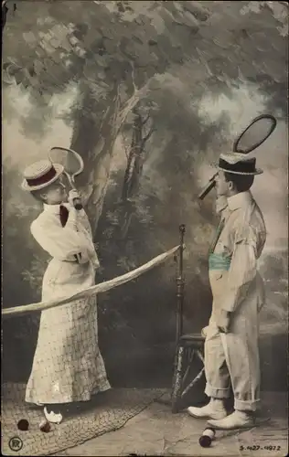 Ak Mann und Frau auf dem Tennisplatz
