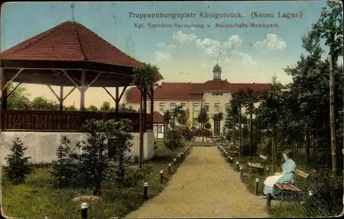 Ak Königsbrück in der Oberlausitz, Kgl. Garnison Verwaltung u. Mannschafts Musikpark, Pavillon, Dame