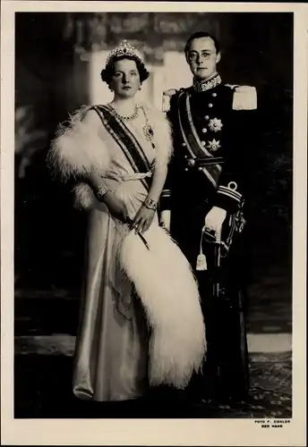 Ak Königin Juliana der Niederlande, Prinz Bernhard zur Lippe Biesterfeld, Krone, Uniform