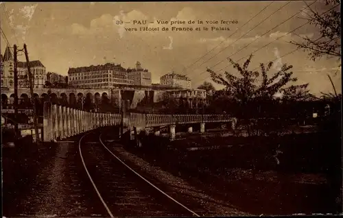 Ak Pau Pyrénées-Atlantiques, Vue prise de la voie ferree vers l'Hotel de France, Le Palais