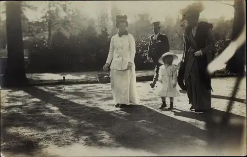 Foto Ak Adel Niederlande, Frauen, Mädchen, Mann