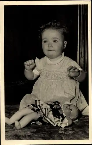 Ak Prinzessin Marijke der Niederlande, Sitzportrait mit Puppe, Het Loo 1948
