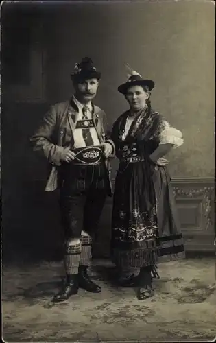 Foto Ak Mann und Frau in bayrischen Trachten, Fotograf Schindler, Wittenberg