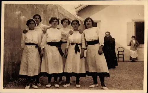 Ak Saint Jean de Luz Pyrénées Atlantiques, Types Basques, Groupe de Danseuses Labourdines