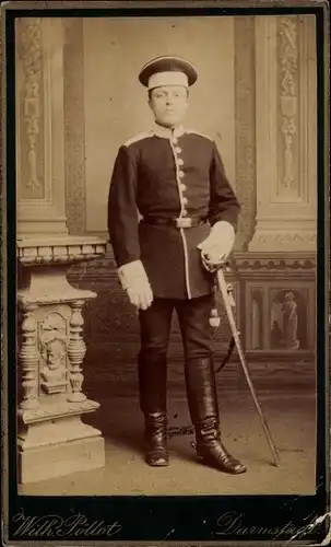 CdV Soldat, Kaiserreich, Uniform, Standportrait, Infanteriesäbel, Darmstadt, Fotograf Wilhelm Pollot