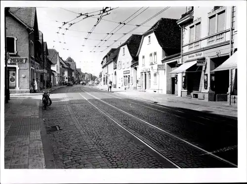 Foto Eberstadt Darmstadt in Hessen, Straße, Wohnhäuser, Geschäfte, Moped