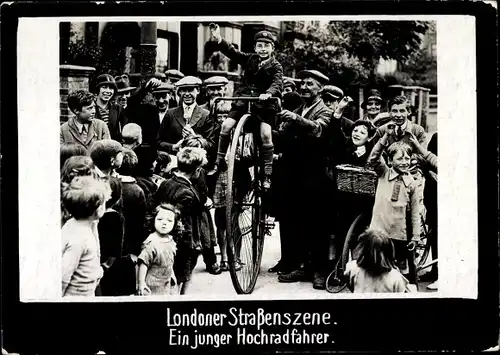 Foto London City England, Londoner Straßenszene, Ein junger Hochradfahrer
