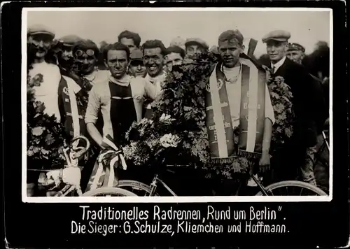 Foto Traditionelles Radrennen Rund um Berlin, Sieger G. Schulze, Kliemchen, Hoffmann