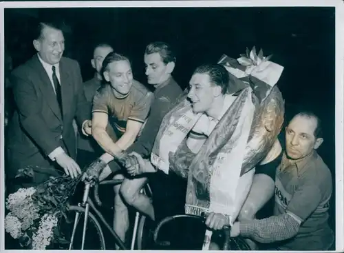 Foto Winterbahnsaison Fliegerrennen 1950, Sporthalle am Funkturm Berlin, Sieger Gosselin, Scherens