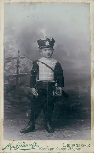 CdV Kleiner Junge in Husaren-Uniform, Spielzeuggewehr, Standportrait