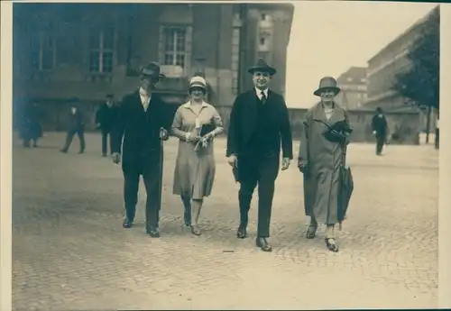 Foto Lippmann, B., Berlin, Zwei Männner und zwei Frauen auf der Straße