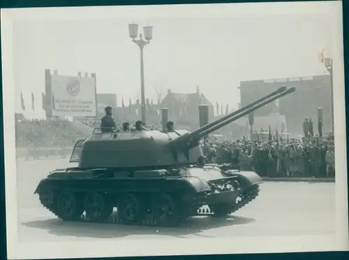 Foto Sowjetischer Flak-Panzer ZSU-57-2, NVA, DDR, Parteitag der SED
