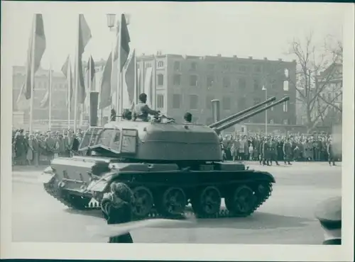 Foto Sowjetischer Flak-Panzer ZSU-57-2, NVA, DDR, Parteitag der SED