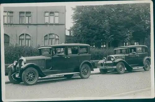 Foto Ak Parkende Autos, Straßenpartie