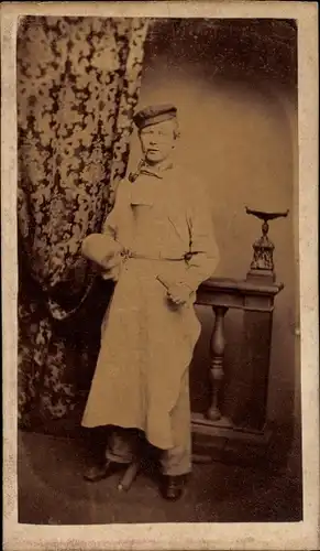 Foto Standportrait, um 1890, Belgischer Mann mit Pfeife, Lange Haare