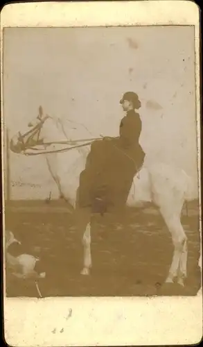 Foto Frau auf einem Pferd, Hund