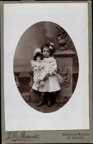 Foto Standportrait, Kleines Mädchen mit Puppe