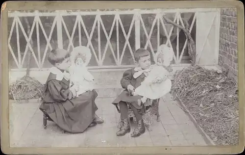 Foto Zwei Kleinkinder mit Puppen